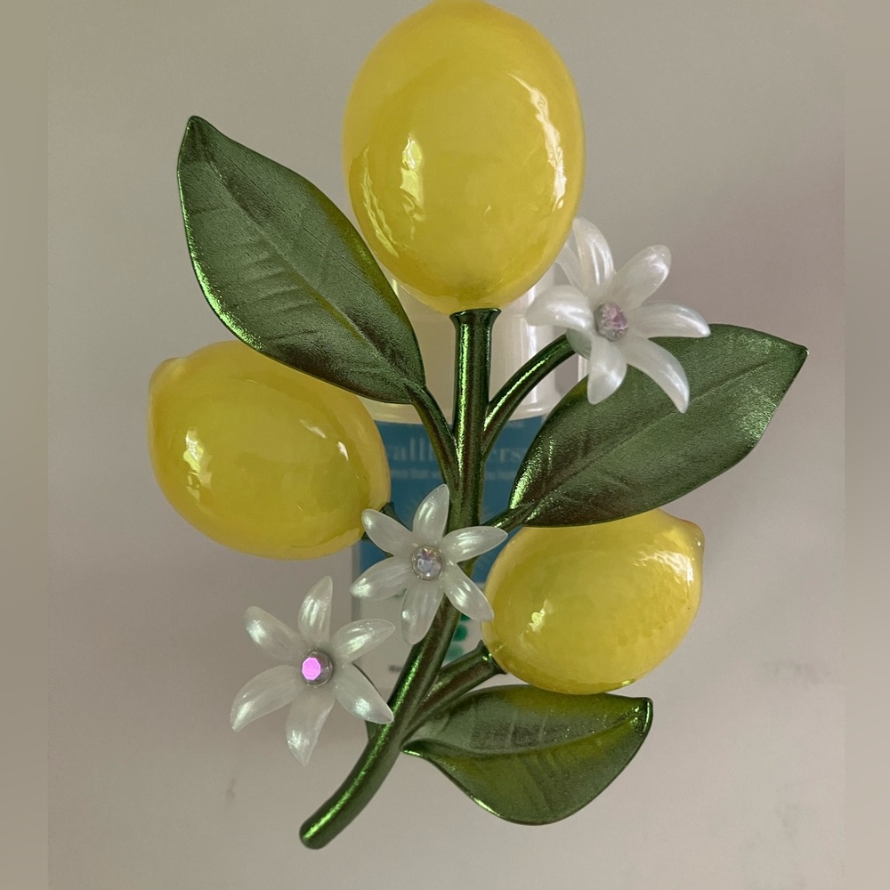 Bath & Body Works Lemons  🍋 and Flowers Wallflowers  Scent  Control Light up New